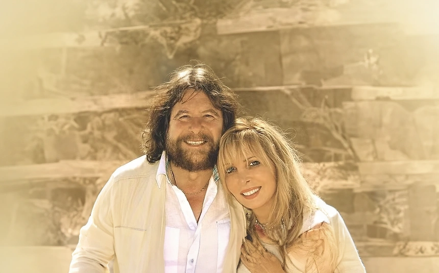 Daniel Meurois y Marie Johanne Croteau Los cuidados de sensibilidad esenia y egipcia constituyen un enfoque terapéutico integral del ser humano, cuyo auténtico origen se pierde en la Noche de los Tiempos.De hecho, aunque los egipcios contemporáneos del faraón Akenatón y sus herederos directos, los esenios, contribuyeron ampliamente a estructurar estos cuidados, sus raíces son claramente intemporales.